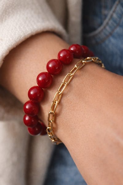 Lundholm Luxe Kralen Armband Dames met Bedel – Premium Stainless Steel Jewellery Armband Dames Rood – Kralenarmband met Hars Kralen – My Helsinki Serie - Vrouwen Cadeautjes Sieraad – Inclusief Luxe Geschenkverpakking