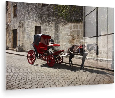 ® Glasschilderij 180x120 cm - Schilderij acrylglas - Paard en wagen in een straat van Santo Domingo in de Dominicaanse republiek - Foto op glas - Muurdecoratie woonkamer - Wanddecoratie slaapkamer - Schilderijen