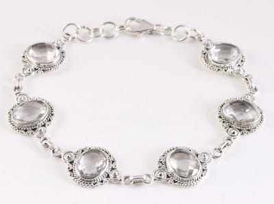 Bewerkte zilveren schakelarmband met bergkristal