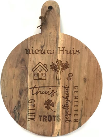 Ronde snijplank/hapjesplank met tekst gravure NIEUW HUIS. Een origineel cadeau voor iemand die nieuw huis heeft, voor de housewarming. Het formaat is 40x30cm incl. handvat en 30cm doorsnede excl. handvat.