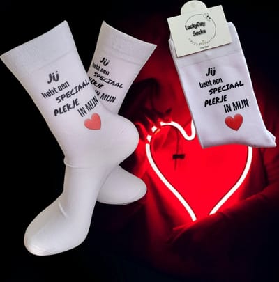 Valentijn - Love - Hou van je - Verjaardag - Gift - Valentijns cadeau - Sokken met tekst - Witte sokken - Cadeau voor vrouw en man - Kado - Sokken - Verjaardags cadeau voor hem en haar - Plekje in mijn hart - Verliefd - Vaderdag - Moederdag - LuckyDa