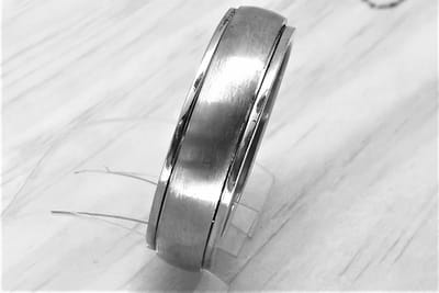 RVS - strakke - Elegant - Anxiety - geborsteld zilverkleurig - ring maat 18, twee los ring op elkaar die je mee kan draaien - ( ook wel stress ring genoemd).