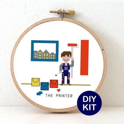 Vrouwlijke schilder borduurpakket | Beroepen borduurpakketten | Vrouwlijke huisschilder | kado voor schilderes |  Borduurpakket voor beginners inclusief borduurring, DMC borduurgaren, Aida borduurstof, Borduurnaald en instructies