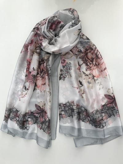 Modieuze zomersjaal van 50 % viscose met 50% zijde, glad materiaal