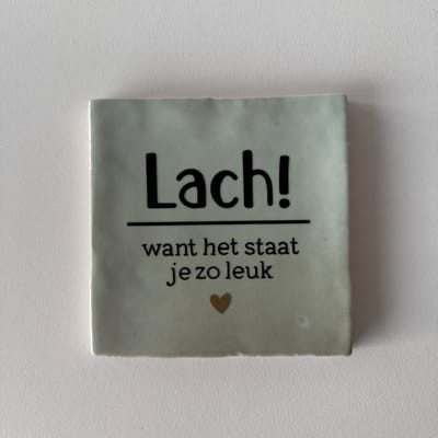 Lach, want het staat je zo leuk (Groen tegeltje) - Spreuktegel - Tegeltje met tekst - Tegeltje met spreuk - Cadeautje - Origineel cadeau