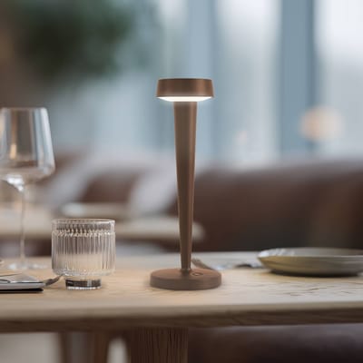 Lucande LED-batterijkaarsenhouder Lea, vaas, donkerbruin, 28 cm