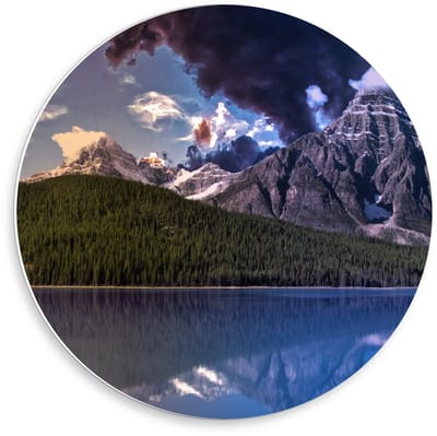 Forex Wandcirkel - Vulkaan bij Berg/Water - 50x50cm Foto op Wandcirkel (met ophangsysteem)