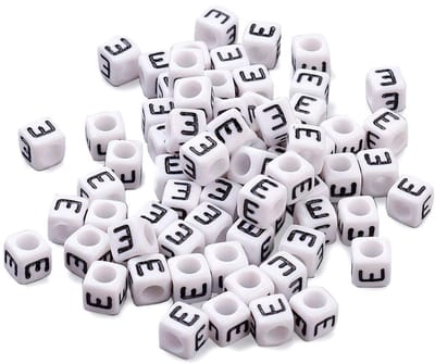 50g/300 stks 6mm Acryl Alfabet Cube Kralen Letter E Vierkante Pony Losse Kralen Spacers voor Kids Sieraden Armband maken (Wit)