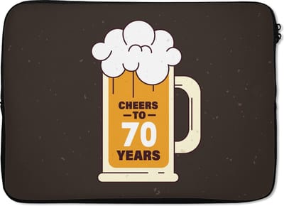 Laptophoes 14 inch - Jubileum cadeau - 70 Jaar verjaardag - Bier - Laptop sleeve - Binnenmaat 33x23 cm - Zwarte achterkant