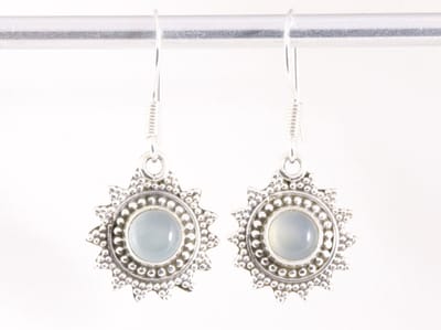 Fijne bewerkte zilveren oorbellen met aqua chalcedoon