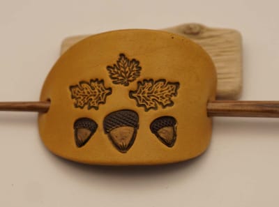 leren haarspeld beige met 3 herfstbladeren en eikels - natuurlijke haarspeld - haarspeld van natuurlijke materiaal - haarspeld herfstblad - haarspeld eikels - haarspeld natuur - haarspeld voor dik of dun haar - haarspeld voor lang of kort haar
