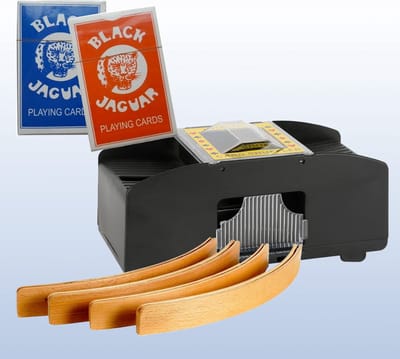 Deluxe Kaartspel Set: Kaartschudmachine, 2 Pakjes Speelkaarten & 4 Houten Kaarthouders