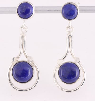 Lange opengewerkte zilveren oorstekers met lapis lazuli