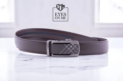 Bruine 150 cm lange lederen riem zonder gaatjes met automatische gesp voor heren met een maatje meer ( Model N081 )