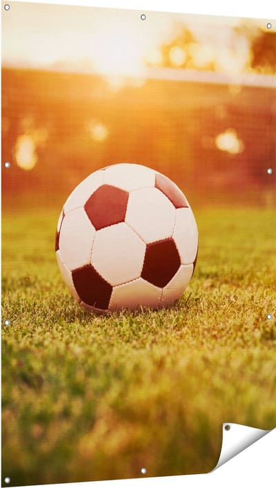 Gards Tuinposter Voetbal met Goal tijdens Zonsondergang - 100x150 cm - Tuindoek - Tuindecoratie - Wanddecoratie buiten - Tuinschilderij