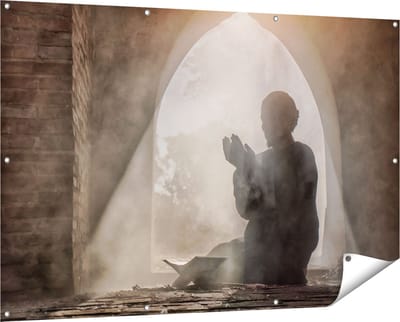 Gards Tuinposter Biddende Man in een Oude Moskee - 150x100 cm - Tuindoek - Tuindecoratie - Wanddecoratie buiten - Tuinschilderij