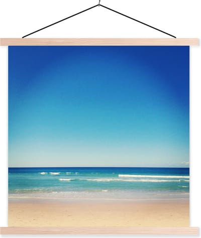 Posterhanger incl. Poster 60x60 cm - Schoolplaat - Strand - Zee - Blauw - Textielposter - Blanke latten
