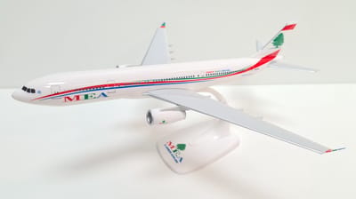 Schaalmodel MEA Middle East Airlines Airbus vliegtuig A330-200 schaal 1:200 lengte 29,5cm