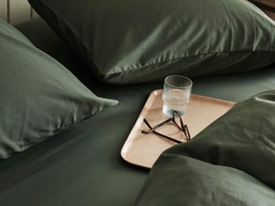 Yumeko kussensloop katoensatijn dark olive 70x90 - Bio, eco & fairtrade - 1 stuk