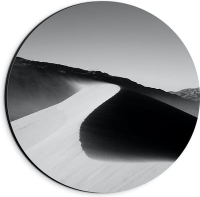 Dibond Wandcirkel - Zandheuvels in de Woestijn (zwart/wit) - 20x20cm Foto op Aluminium Wandcirkel (met ophangsysteem)