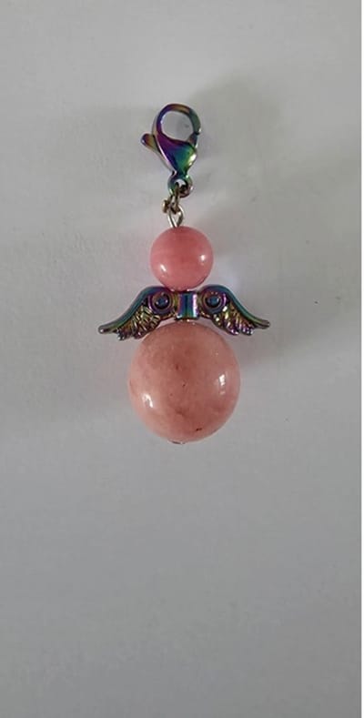 Beschermengel Rose Chalcedoon Hanger met een meerkleurig vleugeltje, tashanger, sleutelhanger, geluksengel, kerstengel, kersthanger, kerst ornament, cadeau, autodecoratie, geluks engel, bescherm engel, engel, edelsteen, spiritueel, babyshower .