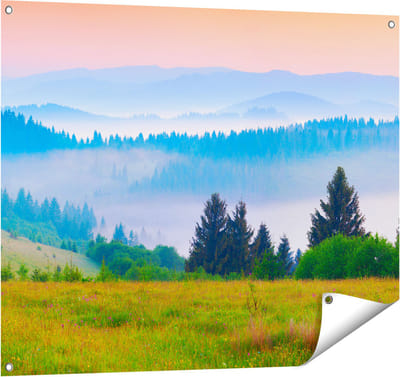 Gards Tuinposter Mistige Heuvel Landschap met Bossen - 100x80 cm - Tuindoek - Tuindecoratie - Wanddecoratie buiten - Tuinschilderij