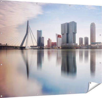 Gards Tuinposter Rotterdamse Skyline met de Erasmusbrug - 150x120 cm - Tuindoek - Tuindecoratie - Wanddecoratie buiten - Tuinschilderij