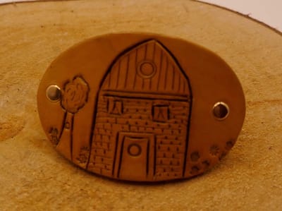 Kinder haarclip van leer met afbeelding huisje - leuke haarclip voor kind met kinderlijke huisje - grappige kinder haarclip - lederen haarclip voor kind - unieke haarclip voor kinderen