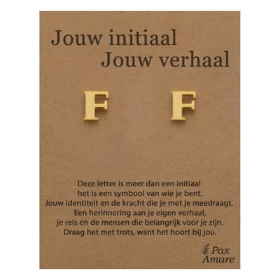 Letter F Oorbellen op Cadeau Kaartje - Jouw initiaal, jouw verhaal - Goudkleurig Stainless Steel - 7mm Initiaal Oorknopjes- Pax Amare