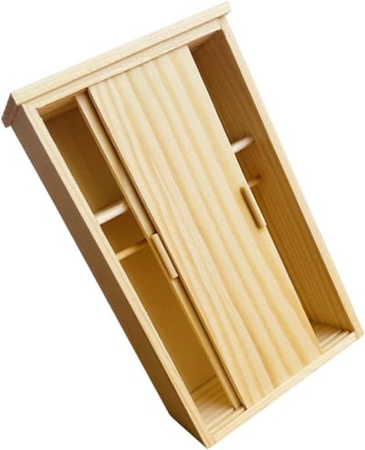Miniatuur Kledingkast - Poppenhuis Meubel - Poppenhuis Decoratie - Klassiek Design - 123 x 7 x 38 cm - Lichtgeel