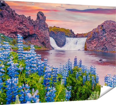 Gards Tuinposter Waterval met Blauwe Lupine Bloemen - 160x120 cm - Tuindoek - Tuindecoratie - Wanddecoratie buiten - Tuinschilderij