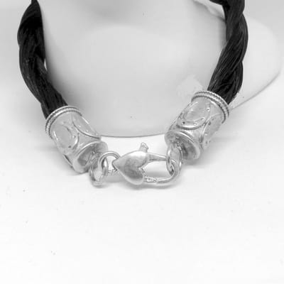 Hetty'S - Unieke armband met paardenhaar - eindstukken met hoefijzers - slot met hart