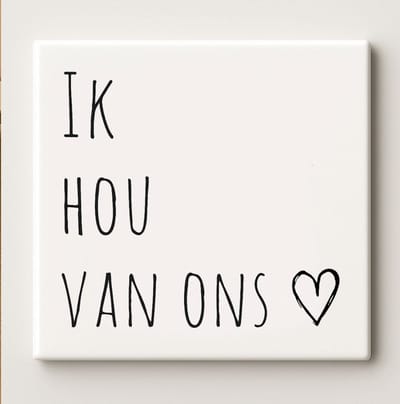 Eenvoudig 'Ik Hou Van Ons' Tegeltje - 15x15 cm Elegante Keramische Tegel met Romantische Quote voor Thuis of als Cadeau