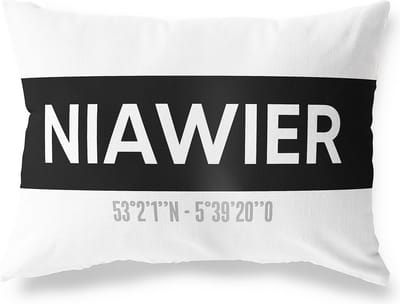 Tuinkussen NIAWIER - FRIESLAND met coördinaten - Buitenkussen - Bootkussen - Weerbestendig - Jouw Plaats - Studio216 - Modern - Zwart-Wit - 50x30cm