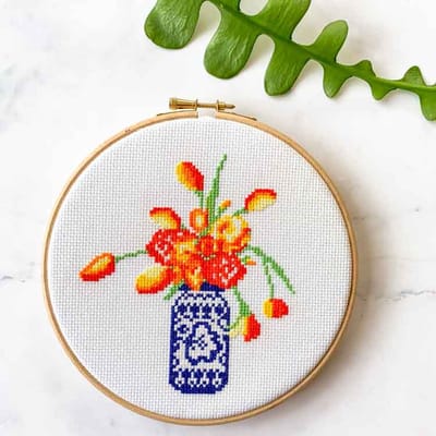Delfts blauw borduurpakket serie – Tulpen in cylinder vaas – Incl. 18 cm ring