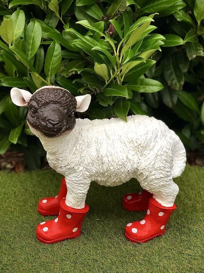 Lammetje wit met zwarte kop met rode laarzen 32 cm hoog - polyester - polyresin - polystone - hoogkwalitatieve kunststof - decoratiefiguur - interieur - accessoire - voor binnen - voor buiten - cadeau - geschenk - tuinfiguur - tuinbeeld