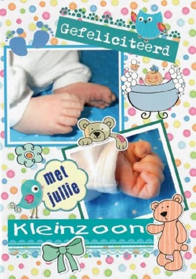 Gefeliciteerd met jullie kleinzoon! Een grappige kaart met een baby in bad, een beertje, vogeltjes, babyvoetjes en handjes. Een geschikte kaart om zo te geven of om bij een cadeau te voegen. Een dubbele wenskaart inclusief envelop en in folie verpakt