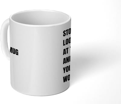Mok - 275 ML - Koffiemok Collega - Koffietas geschenk - Koffiebeker Papa - Mokken - Koffietassen Humor - Spreuken - Quote - Stop looking at this mug - Grote theemok - Theemokken groot - Leuke thee mok - Thee tas Mama - Grappige cadeaus