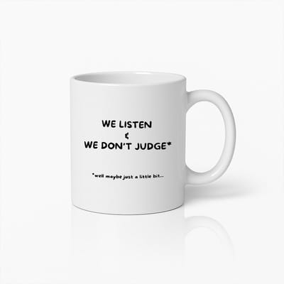 Grappige Quote Koffiemok – Wij Luisteren & Oordelen Niet (Nou ja, Een Beetje) – Sarcastisch Cadeau voor Vrienden of Collega’s