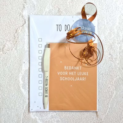 Cadeaupakket meester - gekleurd kaartje 'bedankt voor het leuke schooljaar' - De leukste meester - cadeau voor de meester - notitieblok, potlood + kaartje