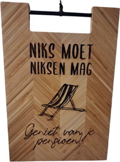 Uniek Woodr Dutch Made Borrelplank: Perfect Pensioen cadeau 'Niks Moet, Niksen Mag' 35x24x1,5 cm kado prachtig design collega