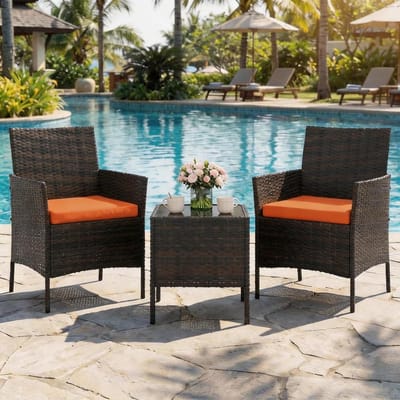 3-delige bistroset voor op het terras – Buitenmeubels van PE-rotan met 2 stoelen met kussens en een salontafel – Weerbestendig voor in de tuin, op het balkon of op de veranda – Bruin gemêleerd rotan, oranje kussens