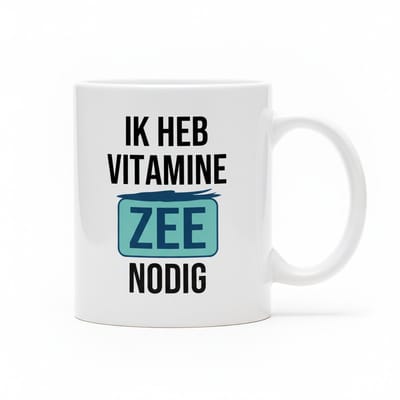 “Vitamine Zee Nodig” Mok 330 ml – Grappige Strandliefhebber Quote – Keramische Beker voor Zomer & Vakantie