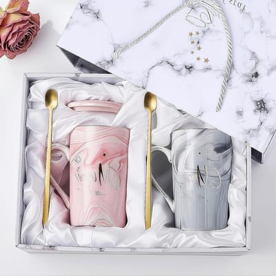 Set van 2 Mokken voor Bruid en Bruidegom, Perfecte Trouwen Cadeaus, Marmeren Mokken met Gouden Print, Inclusief Lepel en Luxe Cadeauverpakking