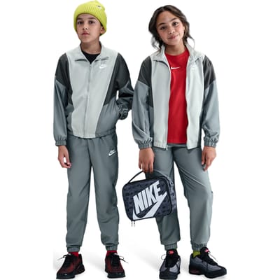 Nike Woven Tracksuit Trainingspakken Kinder - Grijs - Maat 147 - 158 CM - Katoen Jersey