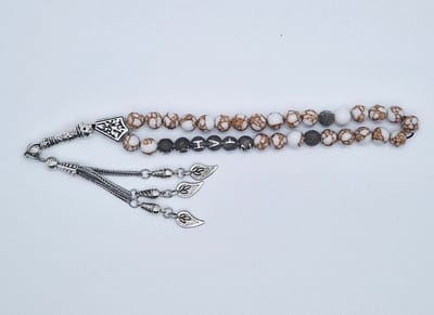 Handgemaakte naam tasbih 33 Kralen Natuursteen “Wit howliet gesponnen goud” - met metaal tassel “ Bladeren"- Met je naam of de naam van uw geliefde- 8 mm diameter van de korrel