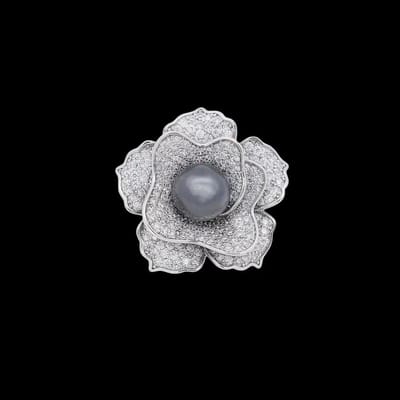 Victoria Valenza Zilverkleurige Camelia Bloem Broche met Grijze Imitatieparel en Zirkonia Stenen - Broche - Zilverkleurig - Cala bloem broche - Zirkonia