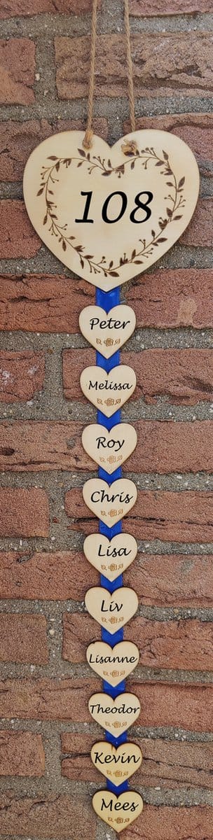 Houten hartvormige tekstladder gepersonaliseerd met uw eigen tekst - Blauw lint - Hangbord - Huisnummer - Naambord - Eigen naam - 10 bordjes