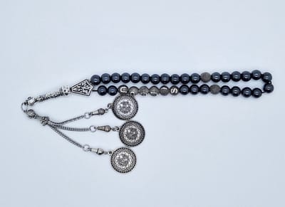 Handgemaakte naam tasbih 33 Kralen Natuursteen “Hematiet” - met metaal tassel “Masha' allah"- Met je naam of de naam van uw geliefde- 8 mm diameter van de korrel
