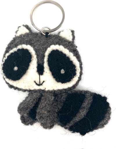 Luna-Leena duurzame wasbeer / panda sleutelhanger - tas bedel - plat - grijs met zwart - vilt wol - handgemaakt in Nepal - cadeau - gift - kinderfeestje - racoon hanger - tashanger - animal keychain - kerstcadeau- kerst - kado - bag charm